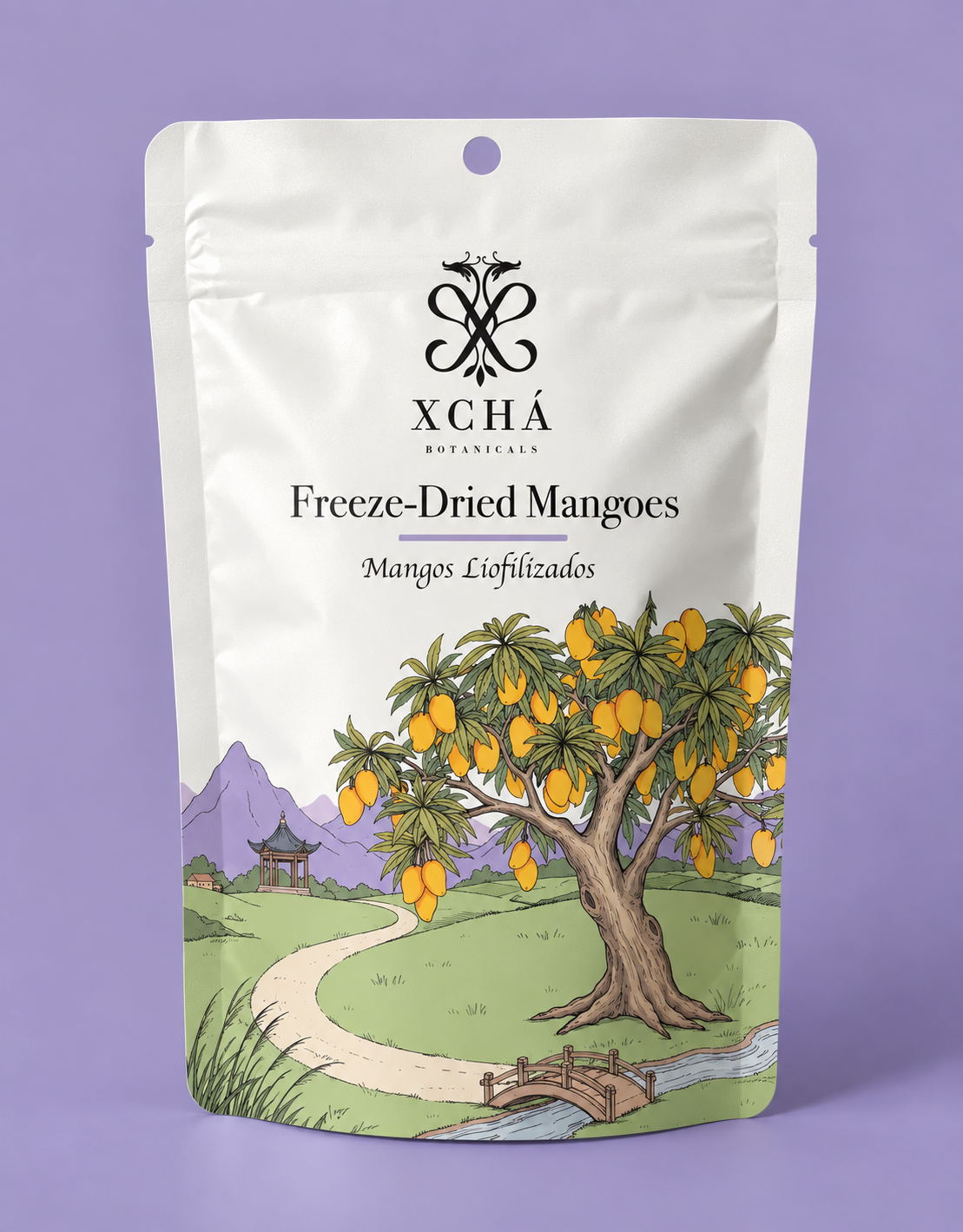 Bolsa XCHÁ de mango liofilizado con ilustración de un mango junto a montañas y pagoda