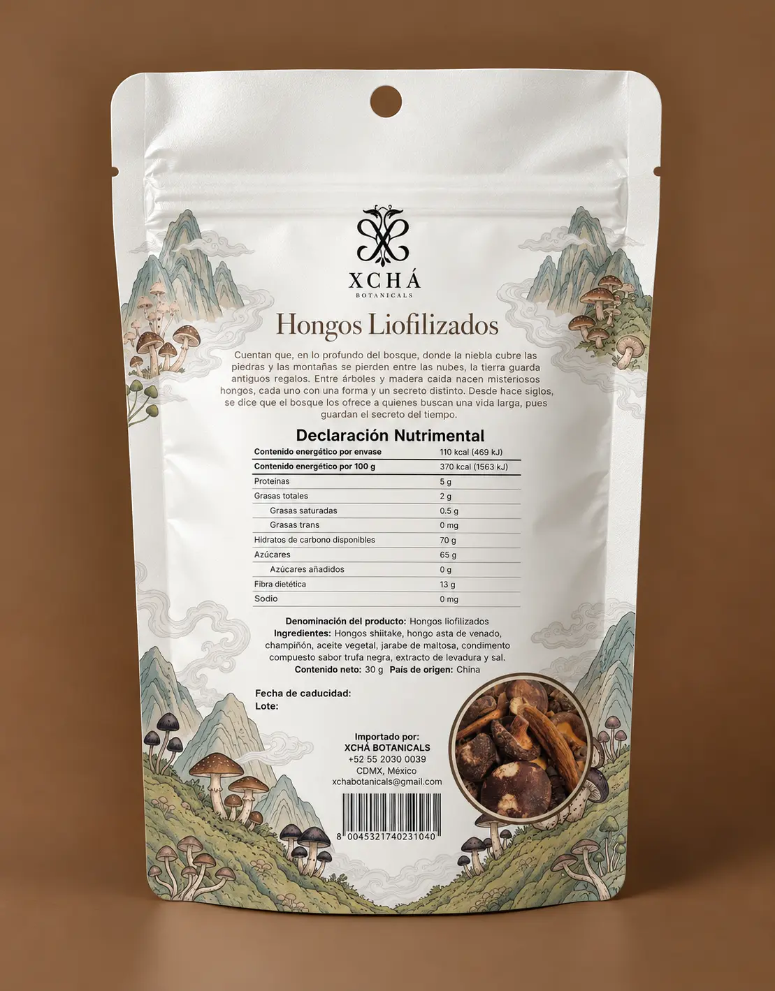 Bolsa XCHÁ de mezcla de hongos con ilustración de montañas de niebla y hongos, reverso del empaque