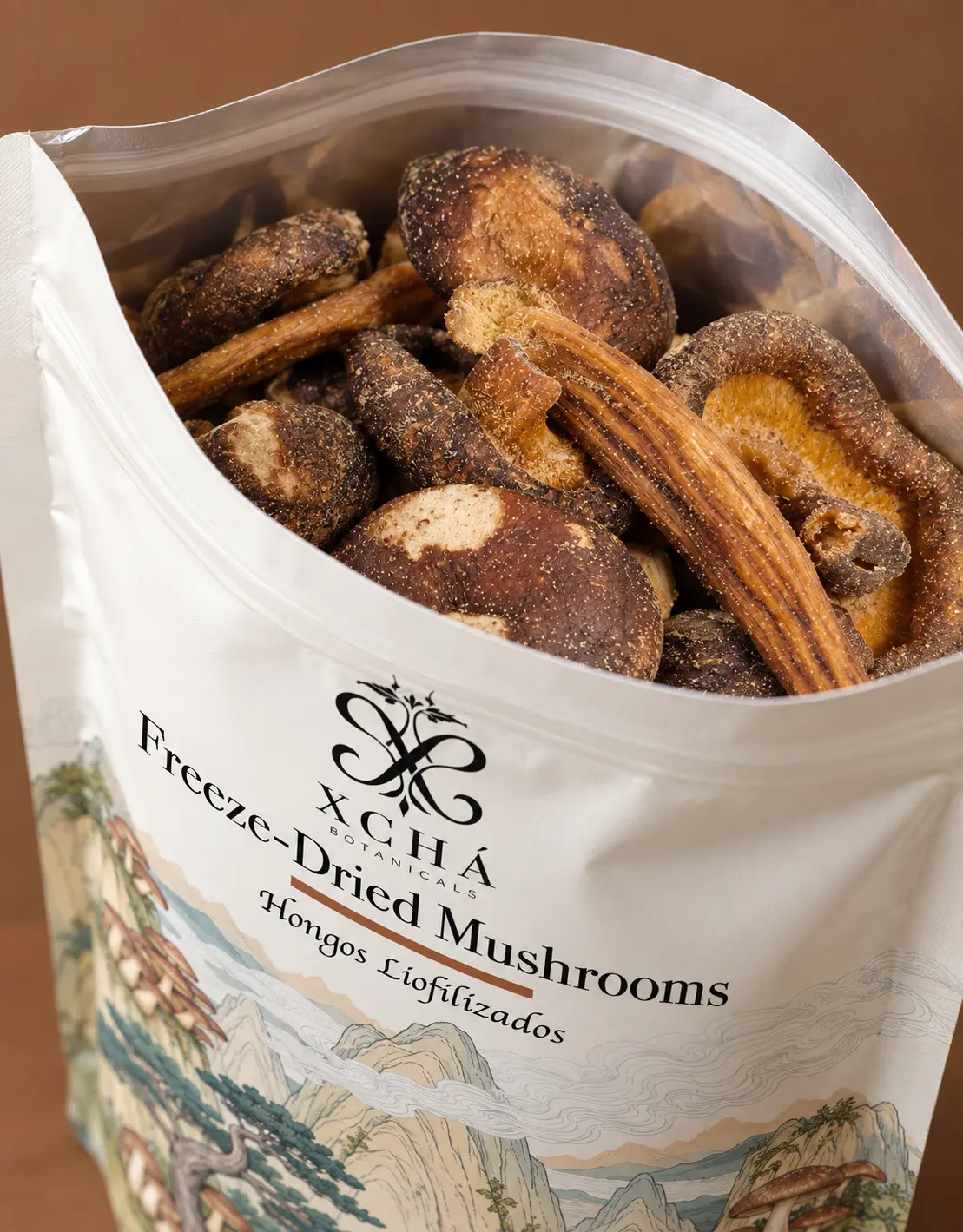Bolsa XCHÁ de mezcla de hongos con ilustración de montañas de niebla y hongos, producto abierto