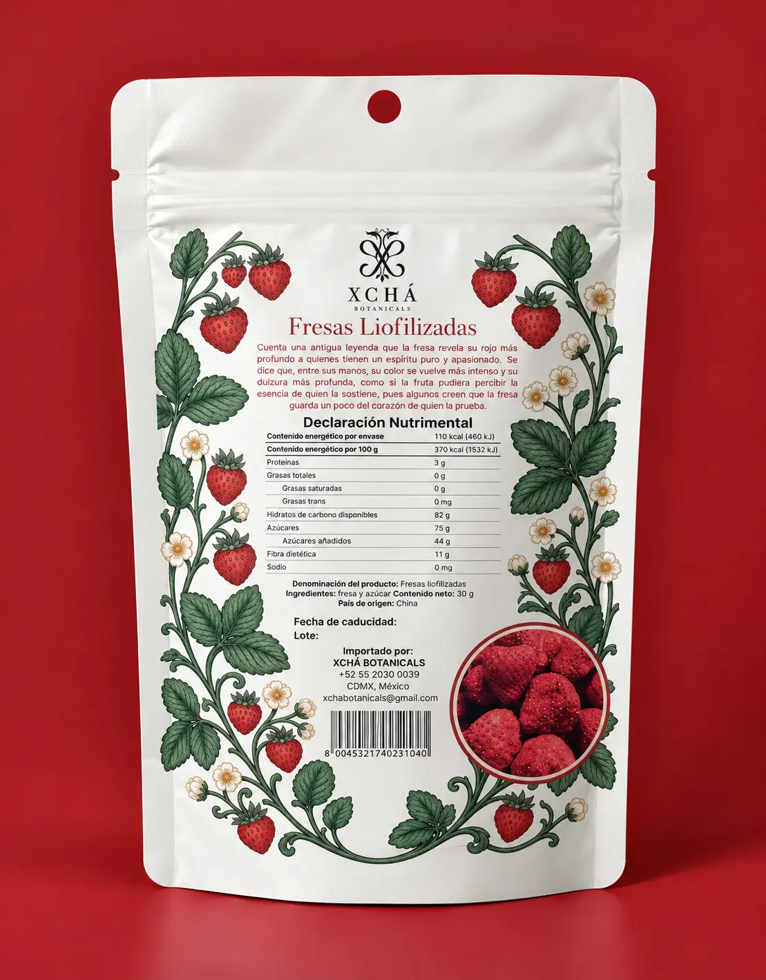 Bolsa XCHÁ de fresa liofilizada con ilustración de un río entre montañas y fresas silvestres, reverso del empaque